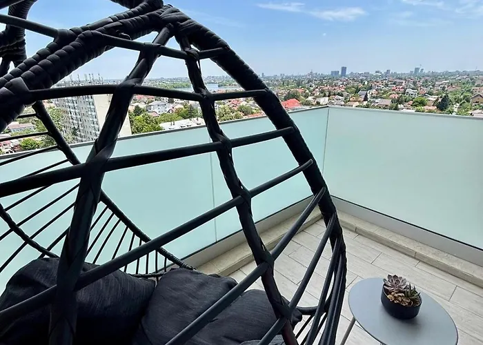 Quiet & Spacious Panoramic Apartment Апартаменти